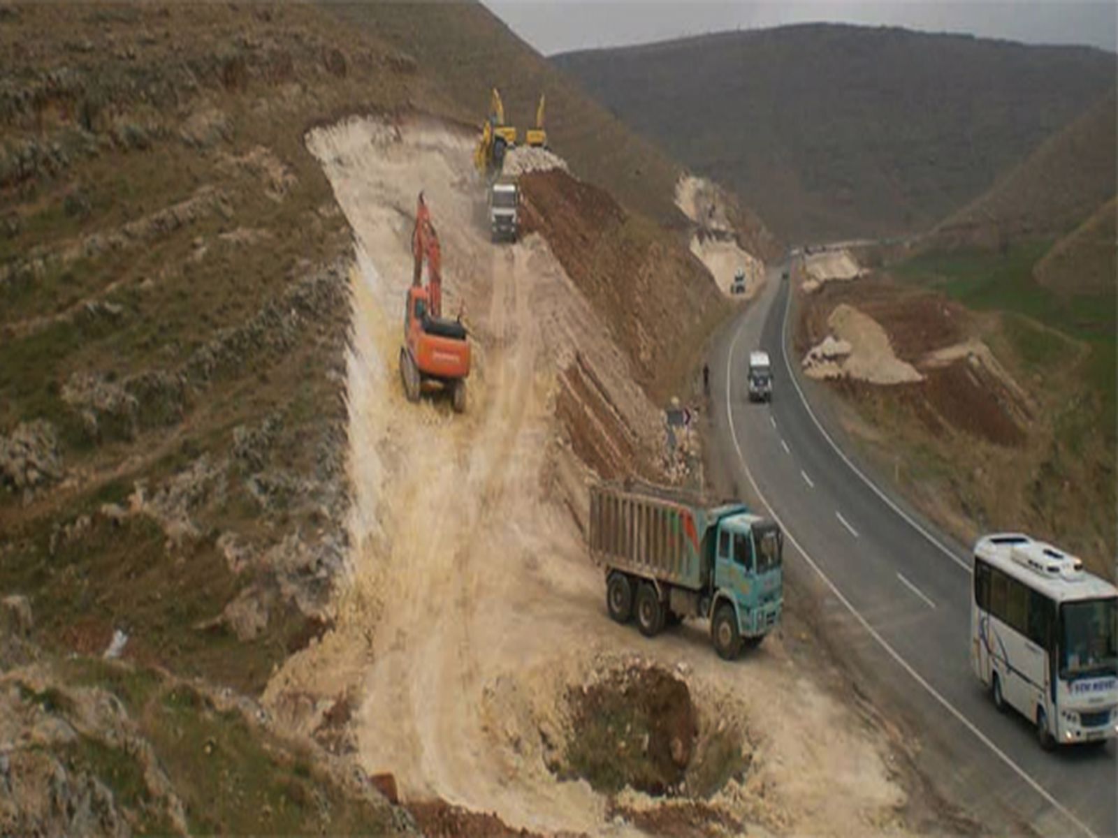 Diyarbakır-Mardin Yolu Km:4+300-75+000 Arası Toprak İşleri, Sanat Yapıları Ve Üst Yapı Yapım İşi